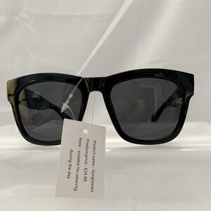 NWT Black Wayfarer Style Fashion Sunglasses